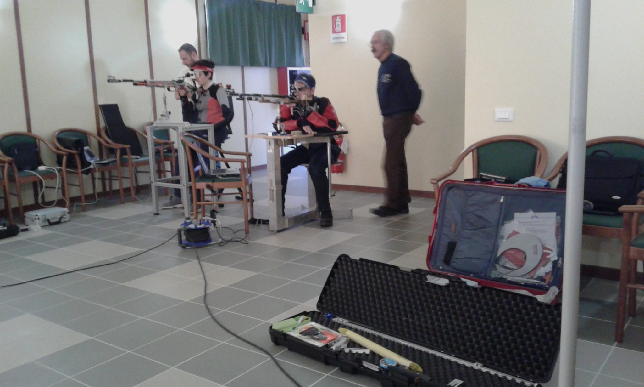 Un'immagine che ritrae mobilia, sedia, pavimentazione, chitarra e strumento musicale.
