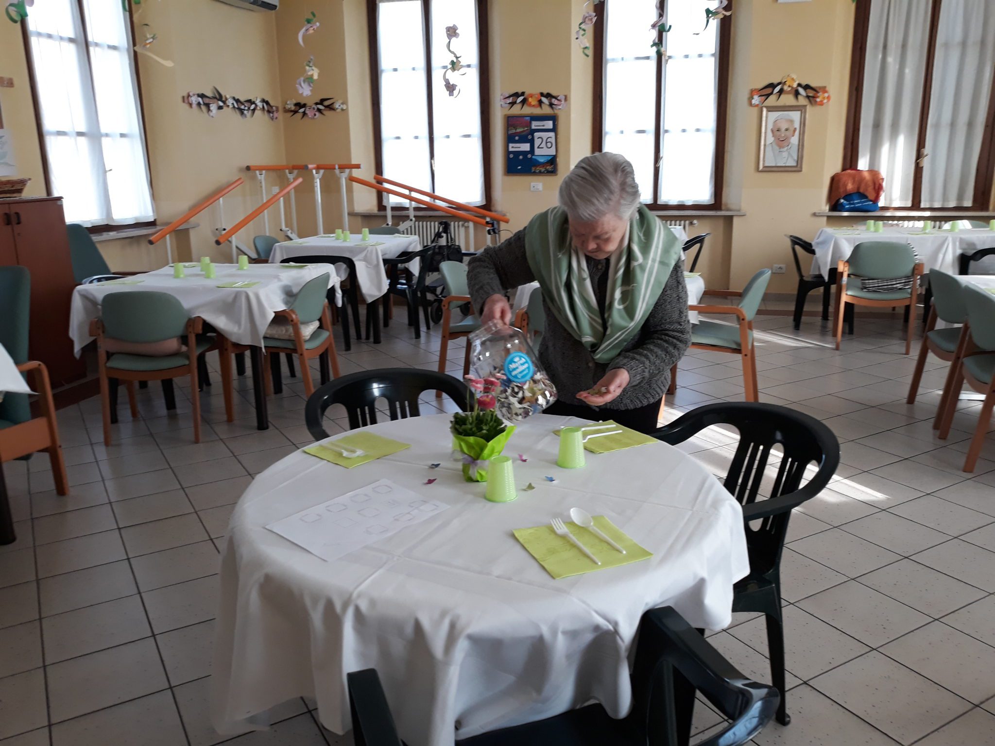 Un'immagine che ritrae mobilia, tavolo, sedia, ristorante e stoviglie.