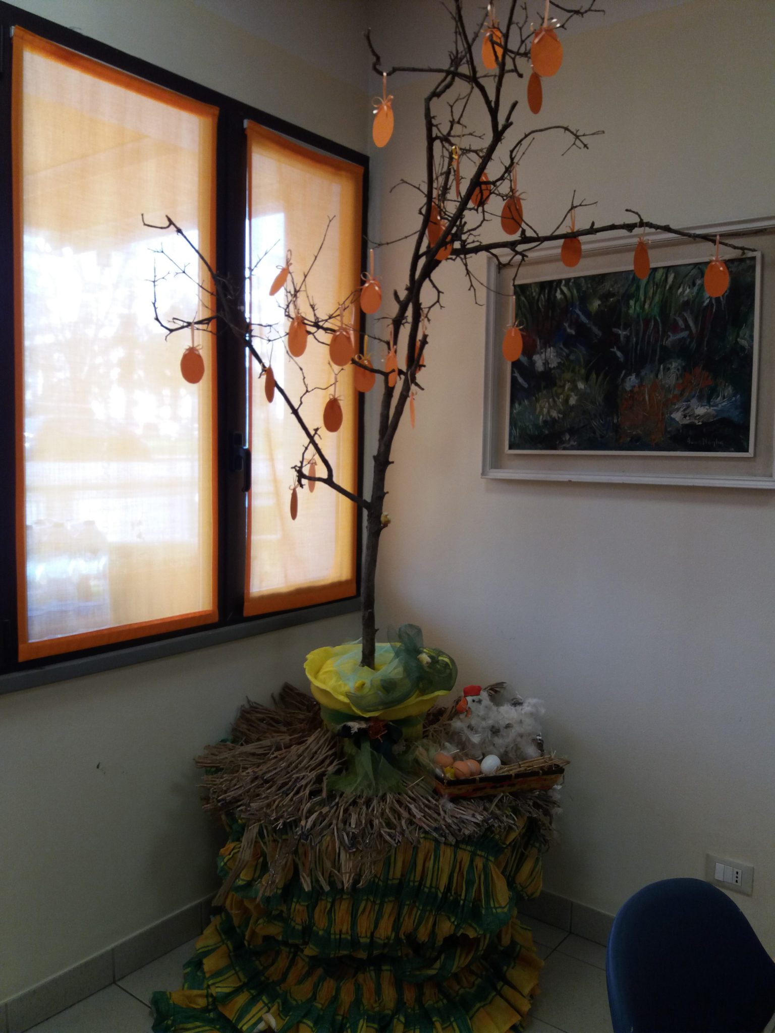 Un'immagine che ritrae illuminazione, arancia, design d'interni, vaso di fiori e pianta da appartamento.