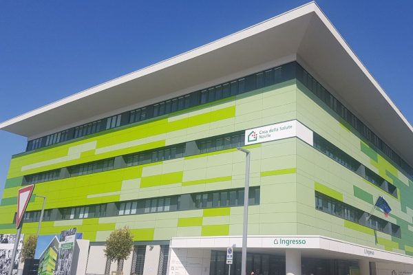 Un'immagine che ritrae edificio commerciale, sede centrale, sede centrale aziendale e scienza.