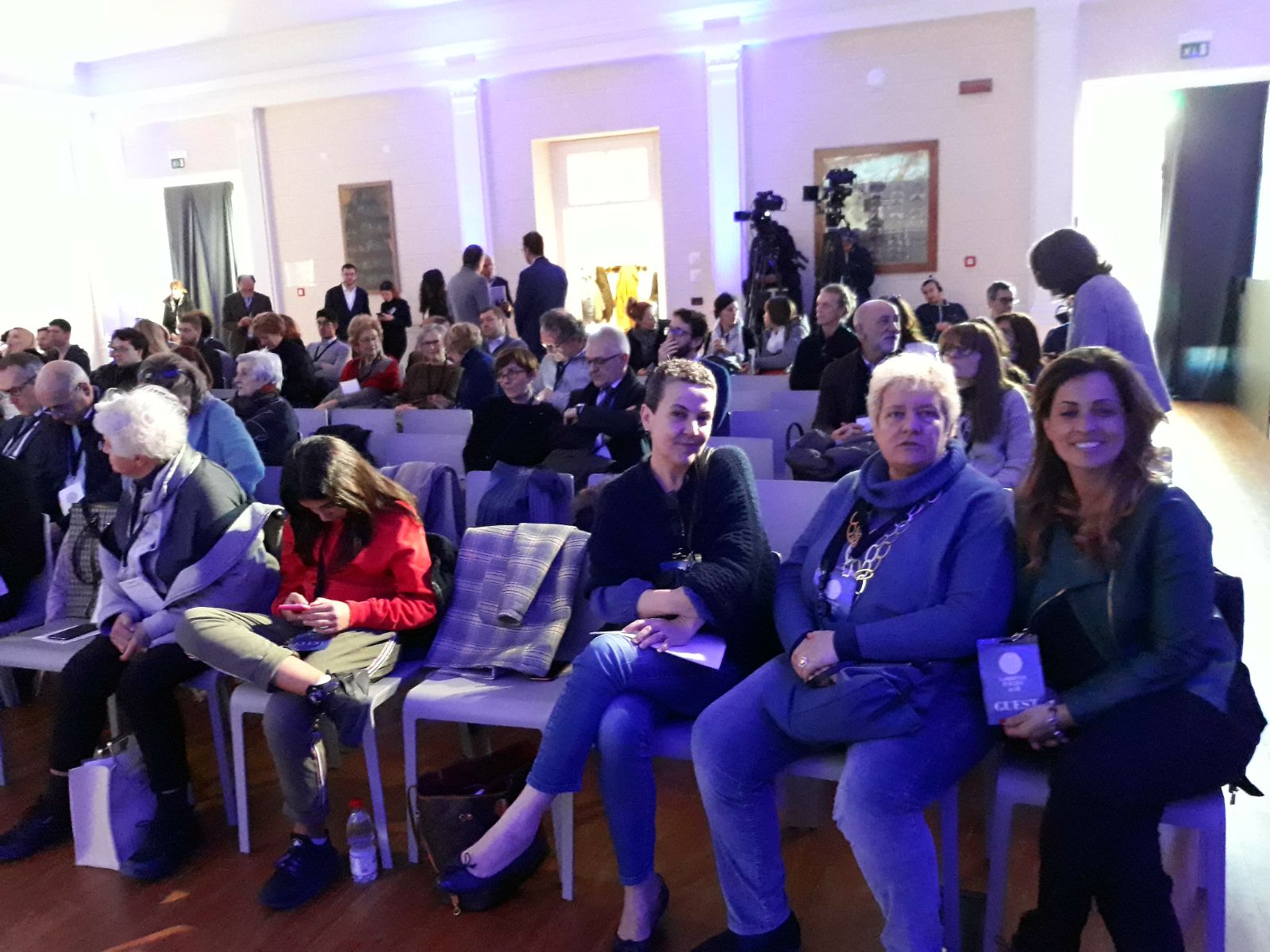 Un'immagine che ritrae folla, gruppo sociale, evento, interazione e design d'interni.
