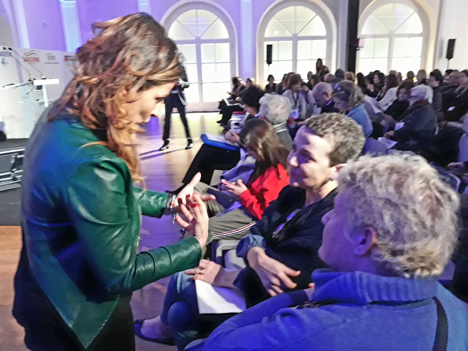 Un'immagine che ritrae capelli, capispalla, evento, interazione e cappotto.