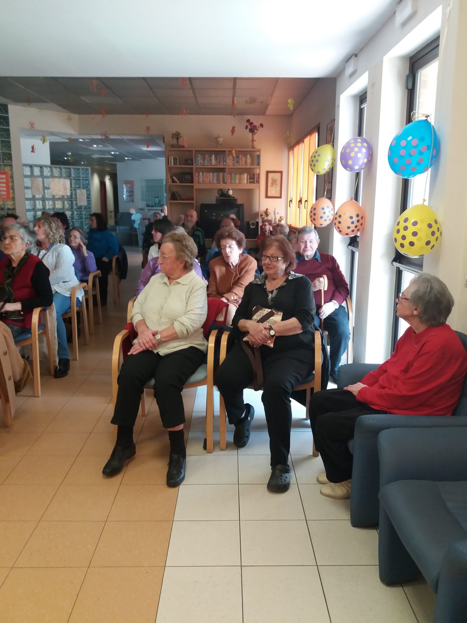 Un'immagine che ritrae mobilia, comunità, sedia, conversazione e pianta da appartamento.
