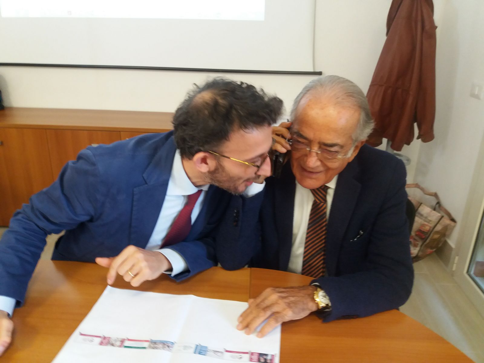 Un'immagine che ritrae occhiali, occhiali, cura della vista, cravatta e impiegato.