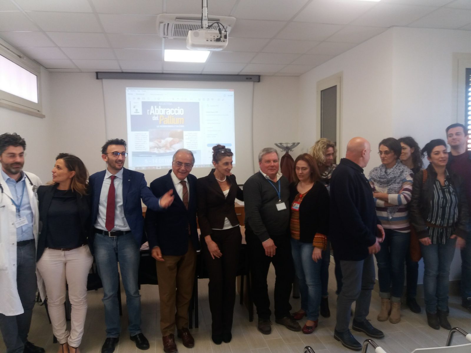 Un'immagine che ritrae sorriso, pantaloni, capispalla, gruppo sociale e in piedi.