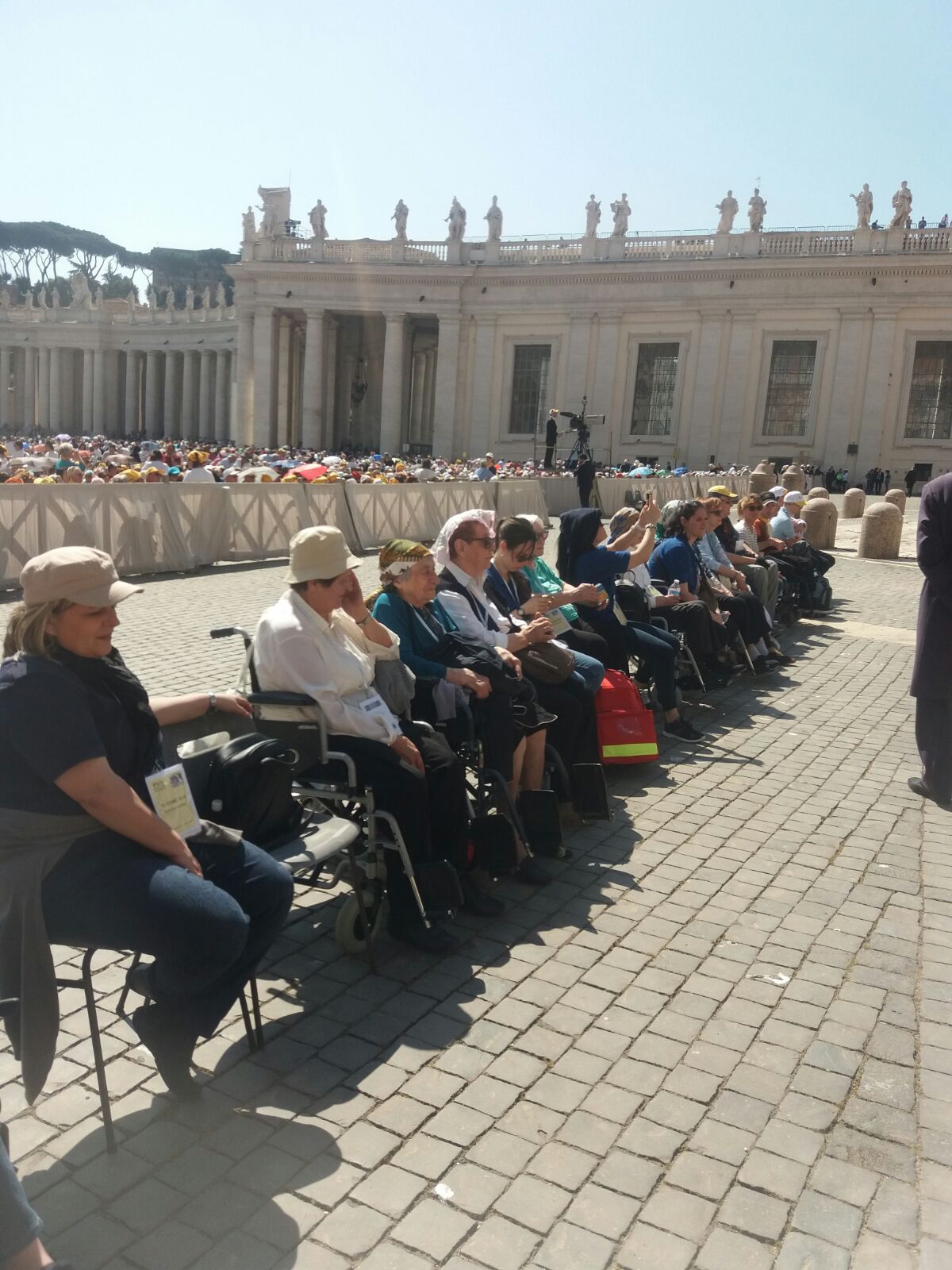 Un'immagine che ritrae folla, spazio pubblico, tempo libero, sedia e zaino.