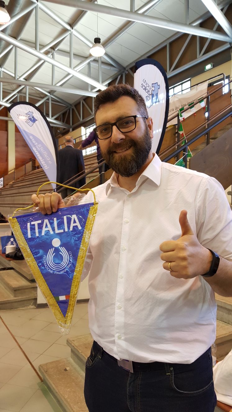 Un'immagine che ritrae sorriso, logo, peli sul viso, blazer e impiegato.