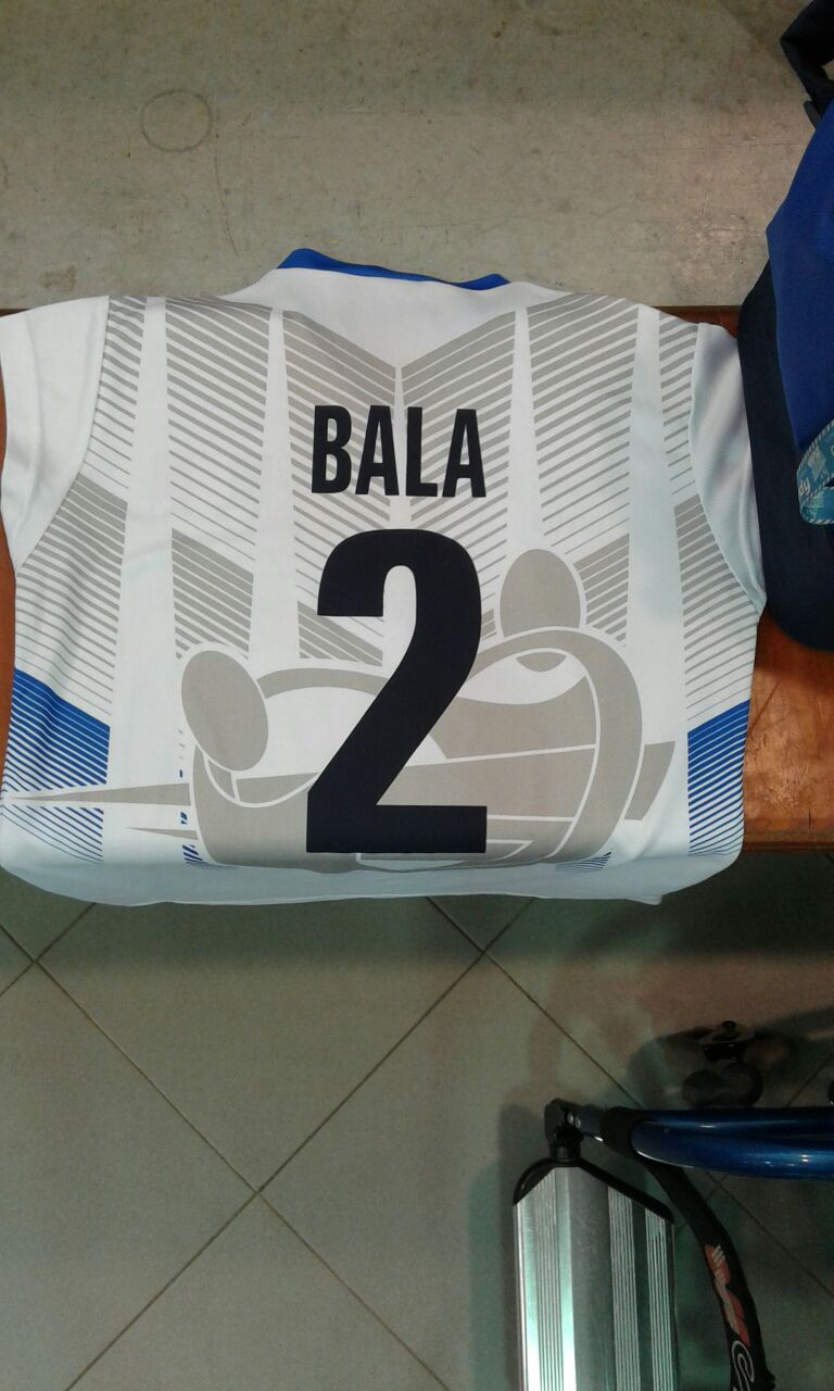 Un'immagine che ritrae tessile, maglia, abbigliamento sportivo, maglietta attiva e maglia da tifoso sportivo.