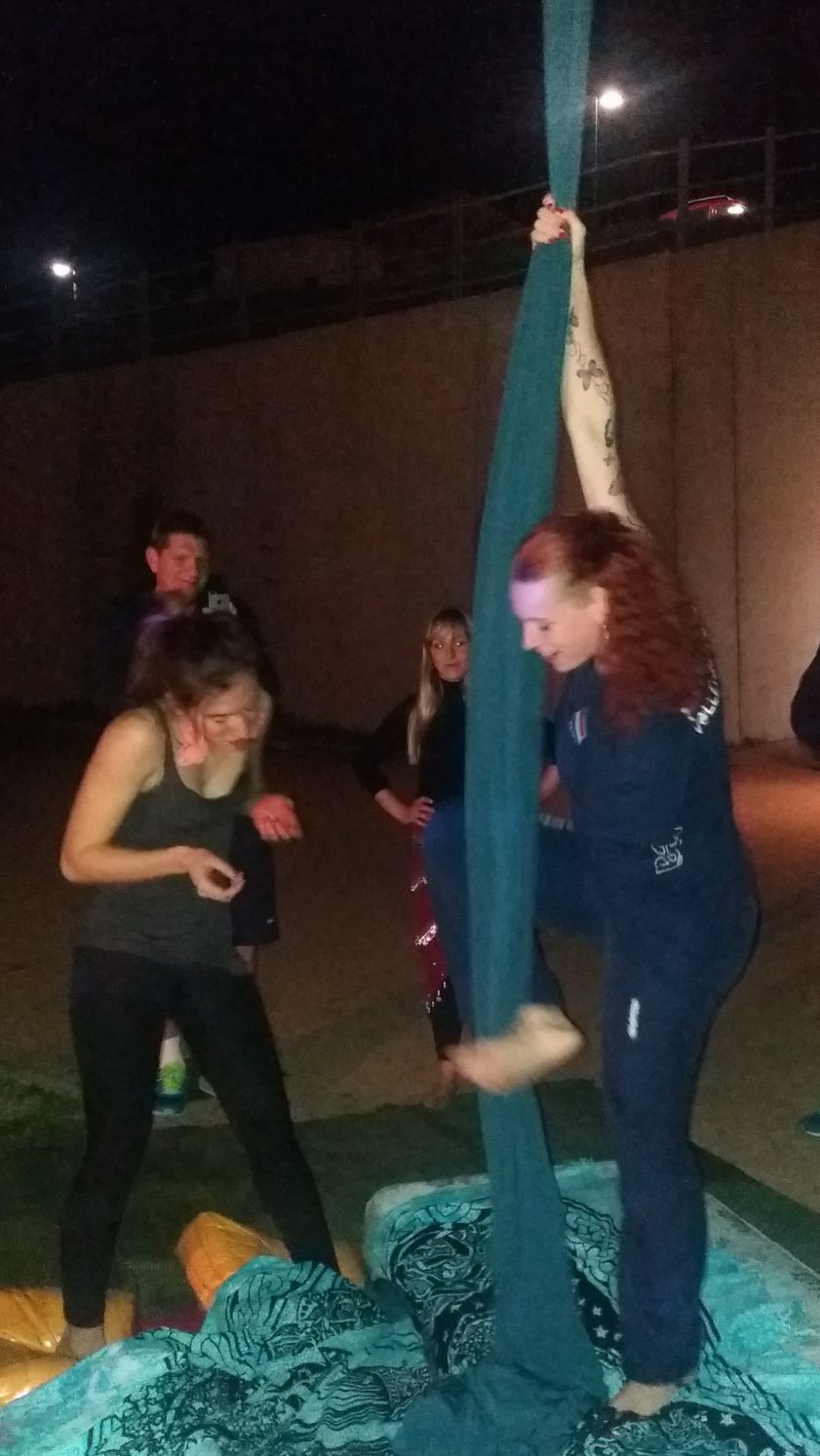Un'immagine che ritrae divertimento, arti performative, divertimento, bilancia e prestazione.
