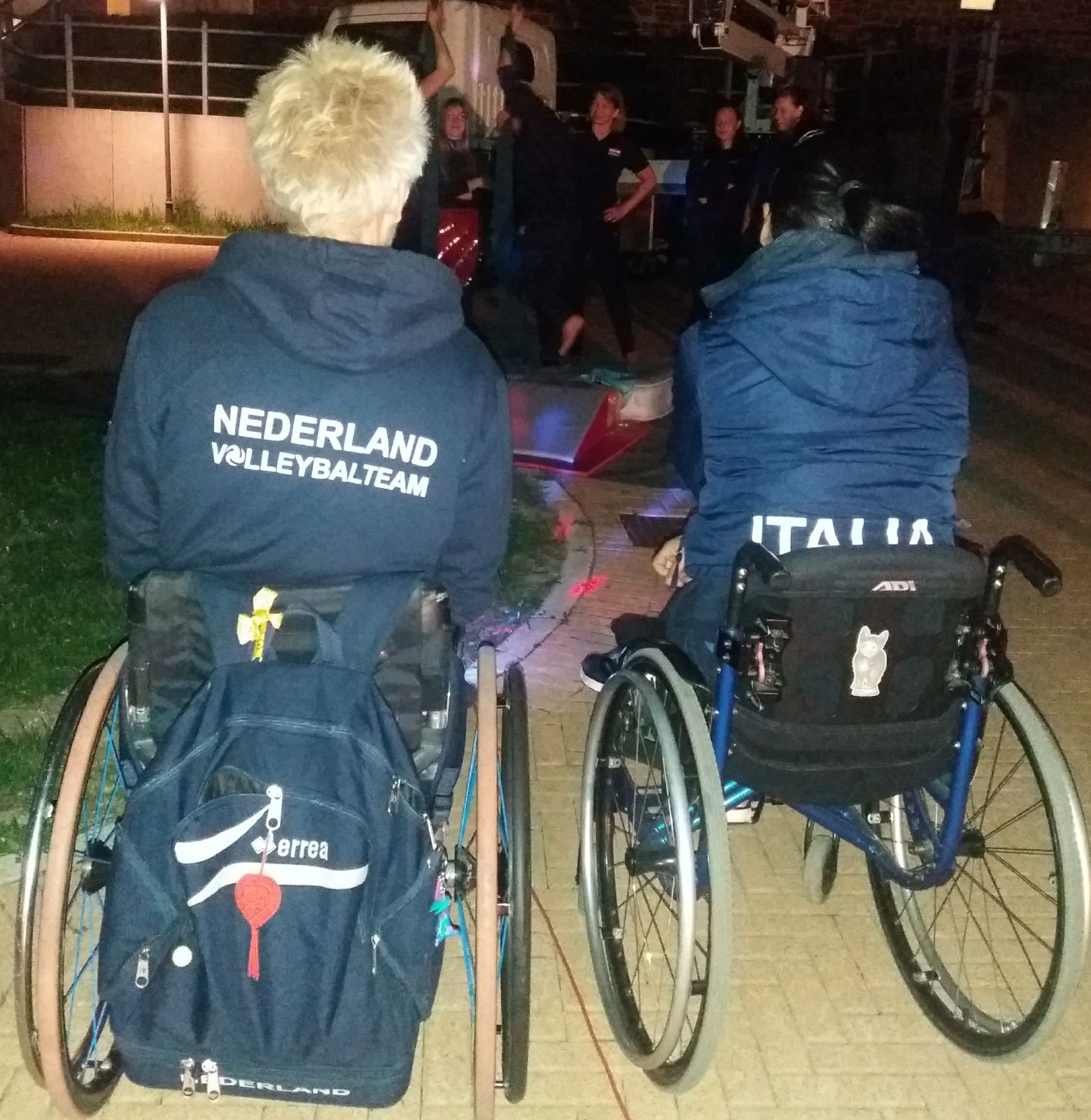 Un'immagine che ritrae sedia a rotelle, ruota, ruota di bicicletta, sport per disabili e parlato.