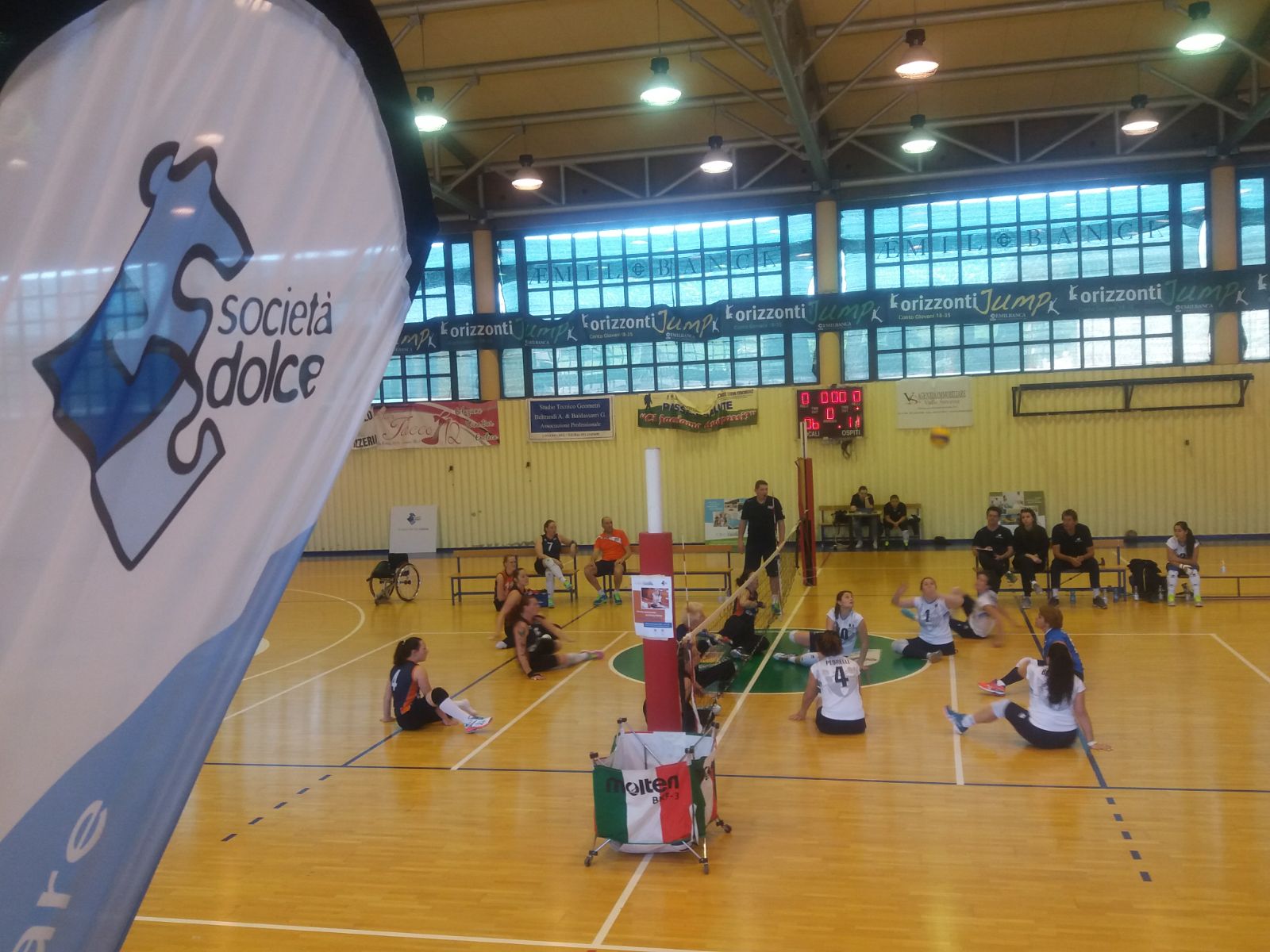 Un'immagine che ritrae impianto sportivo, evento competitivo, sport, giochi e sport al coperto e casa di campagna.
