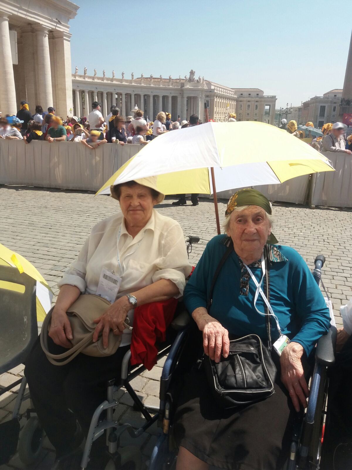 Un'immagine che ritrae bagagli e borse, tempo libero, sedia a rotelle, viaggio e borsa.