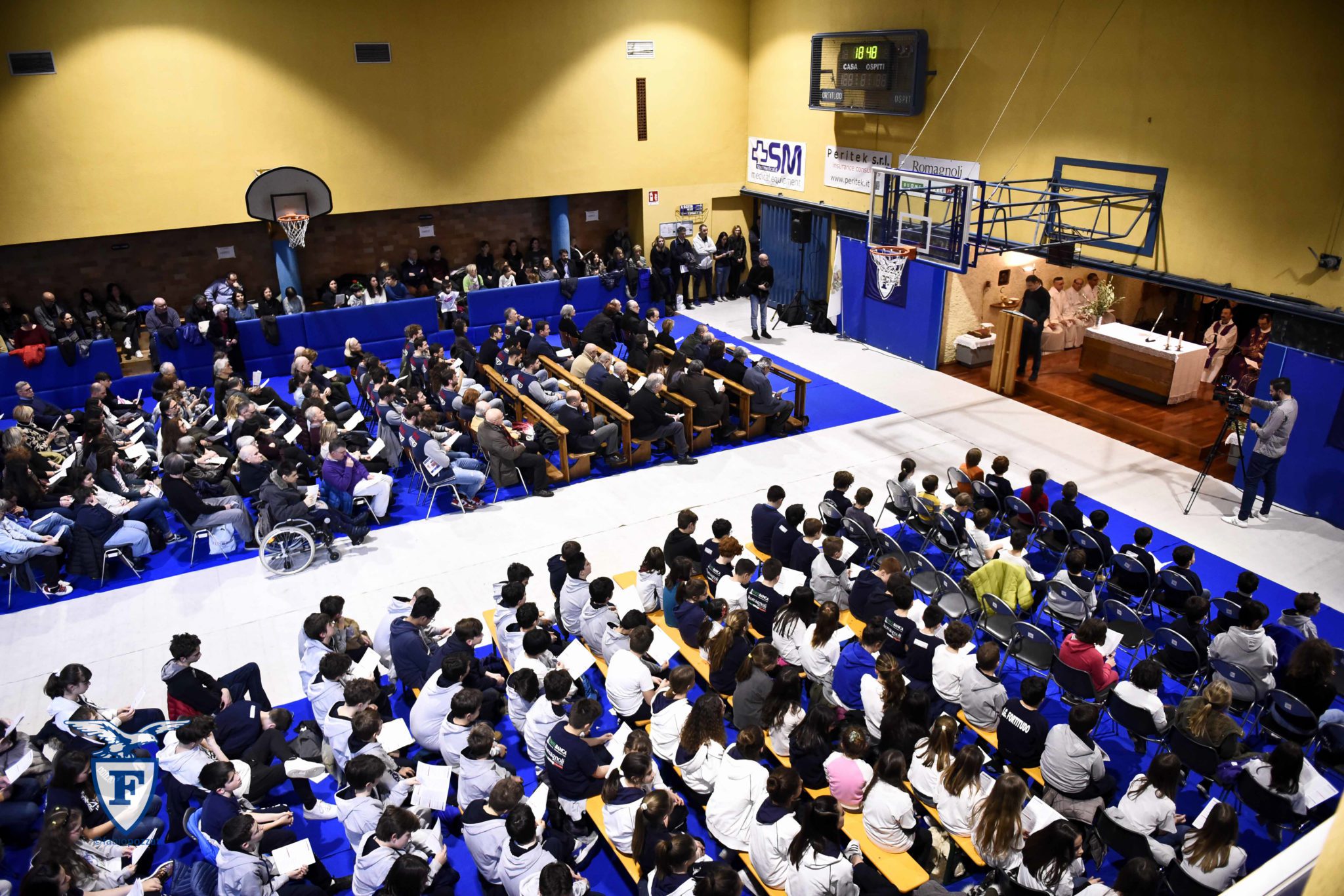 Un'immagine che ritrae sedia, mobilia, pubblico, folla e sala.