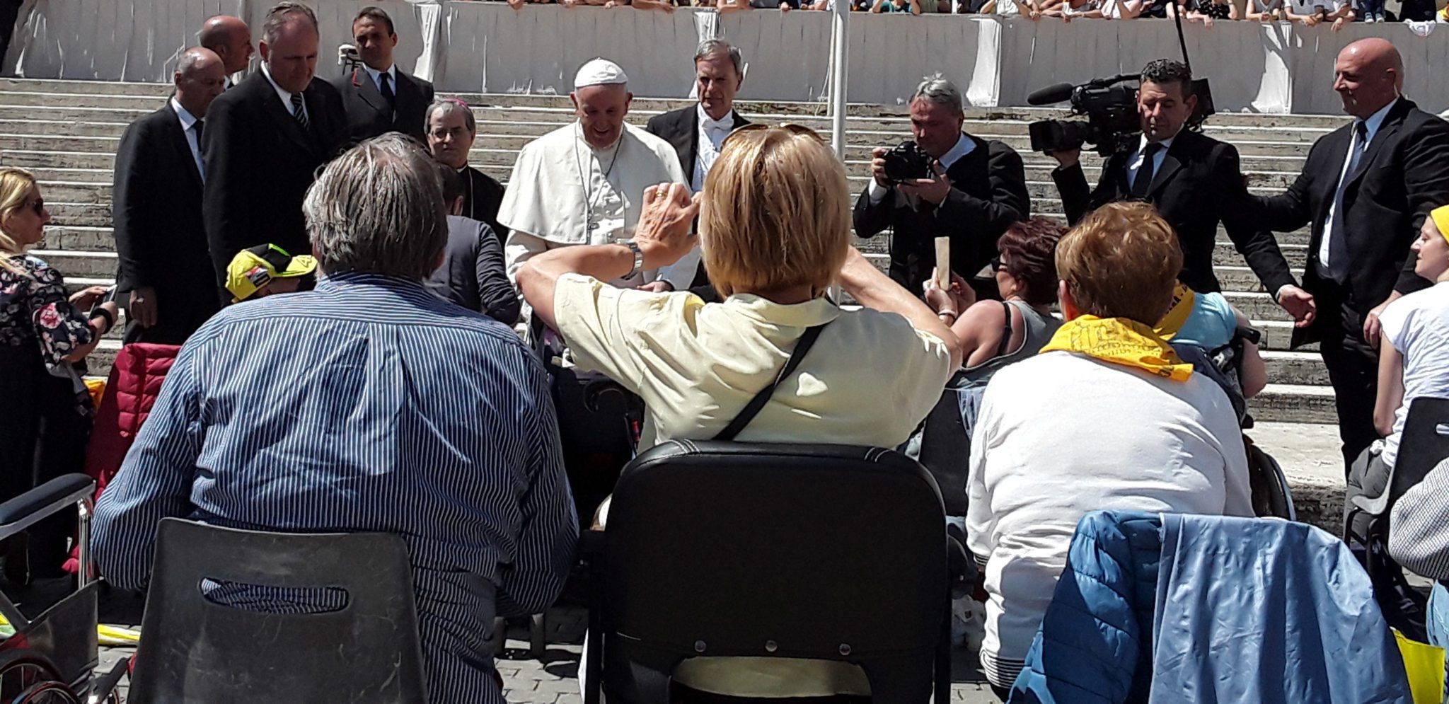 Un'immagine che ritrae persone, camicia, gruppo sociale, folla e abito.
