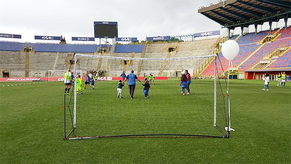 Un'immagine che ritrae impianto sportivo, stadio, calcio, sport di squadra e giocatore.