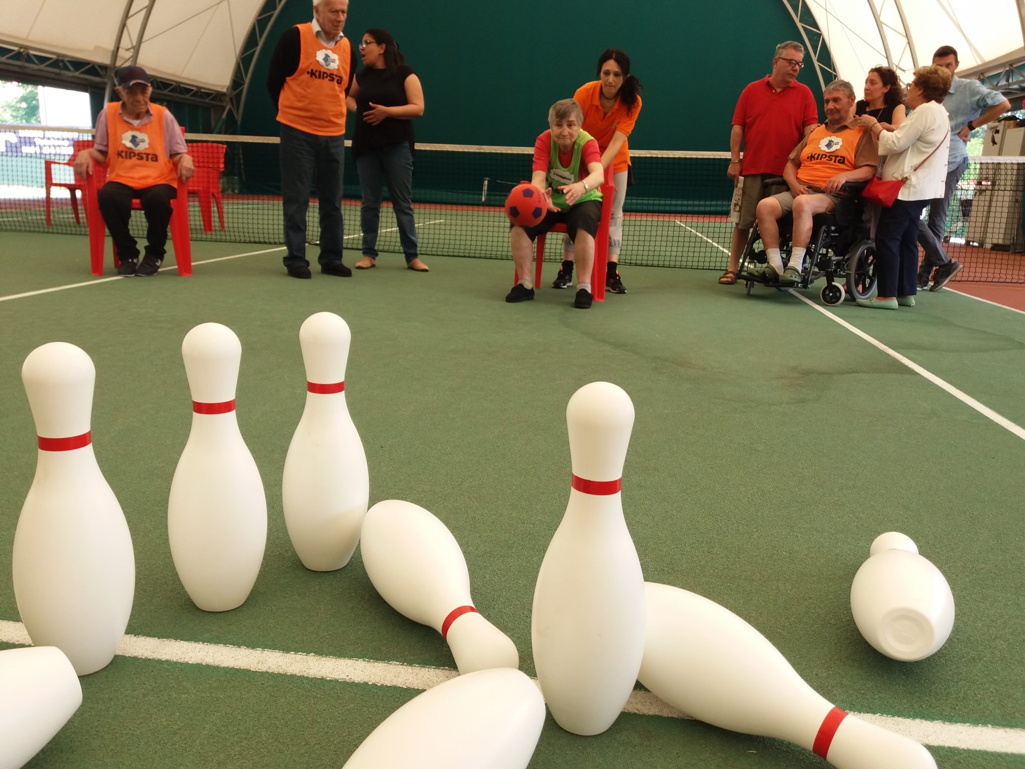 Un'immagine che ritrae attrezzatura da bowling, palla, bowling, ricreazione e gioco.