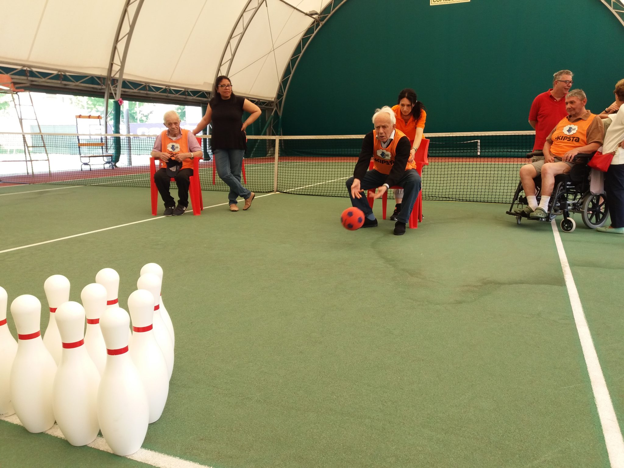Un'immagine che ritrae ricreazione, palla, tempo libero, divertimento e sport.