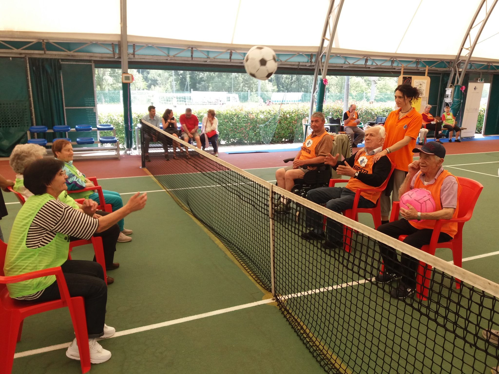 Un'immagine che ritrae sport con racchetta, ricreazione, sport, attrezzatura sportiva e gioco della palla.