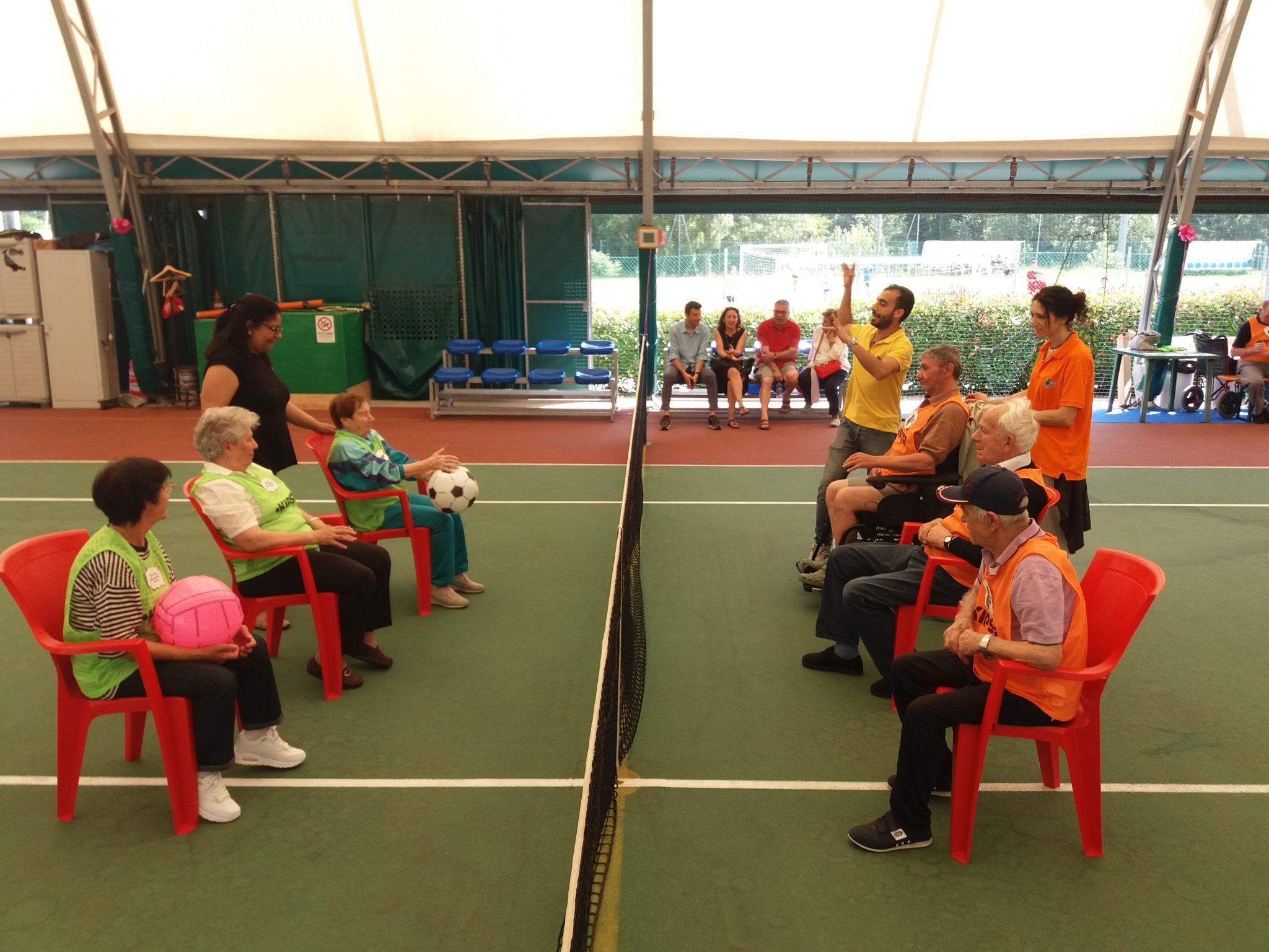 Un'immagine che ritrae ricreazione, tempo libero, divertimento, sport con racchetta e impianto sportivo.