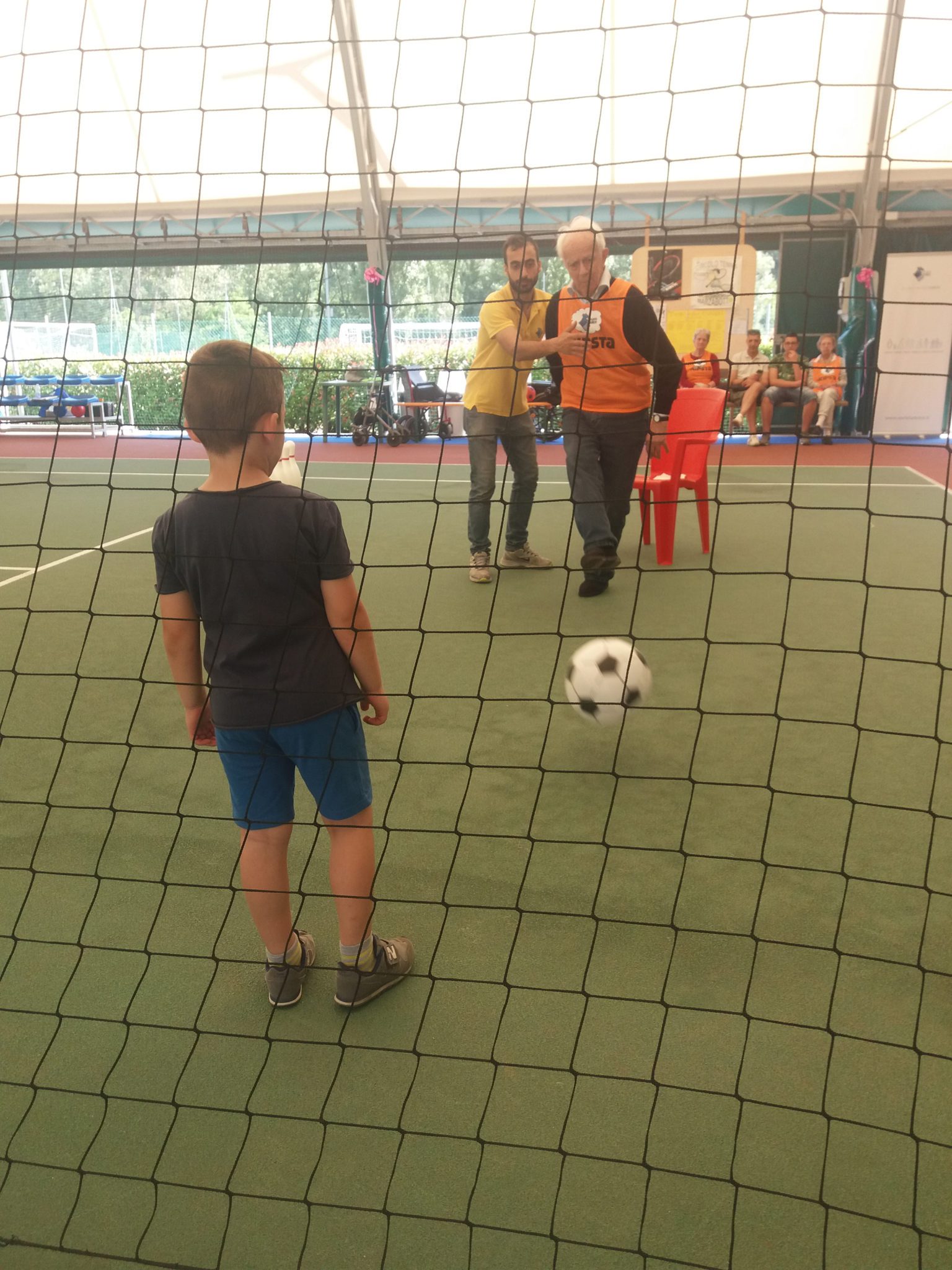 Un'immagine che ritrae ricreazione, maglia, sport, tempo libero e bambino.
