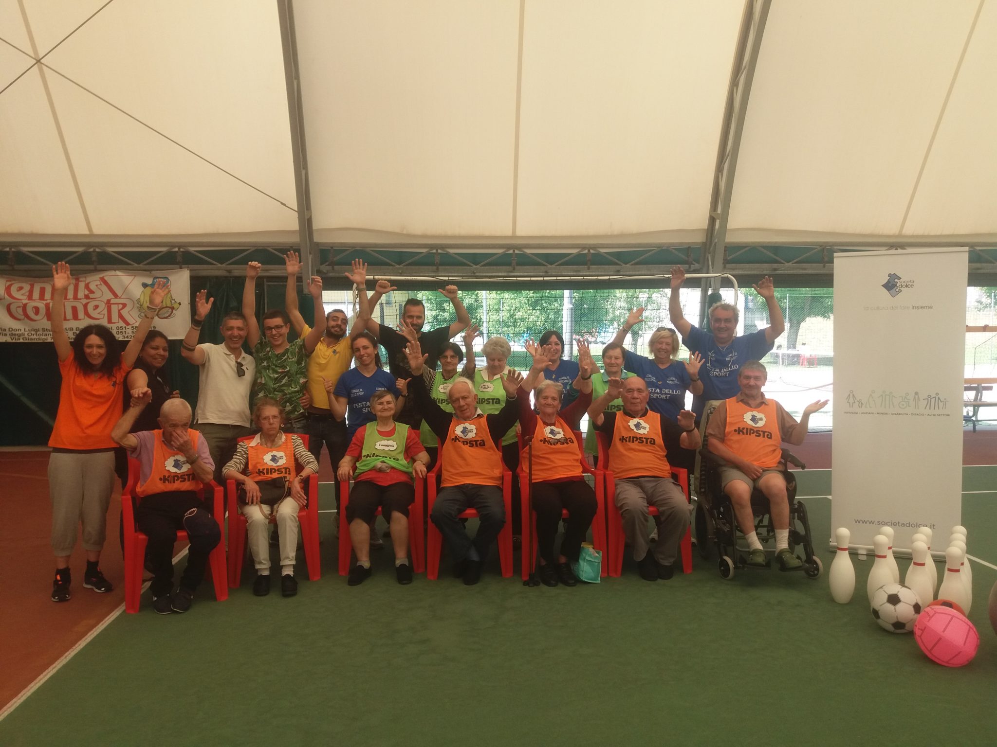 Un'immagine che ritrae maglietta, comunità, arancia, sorriso e squadra.