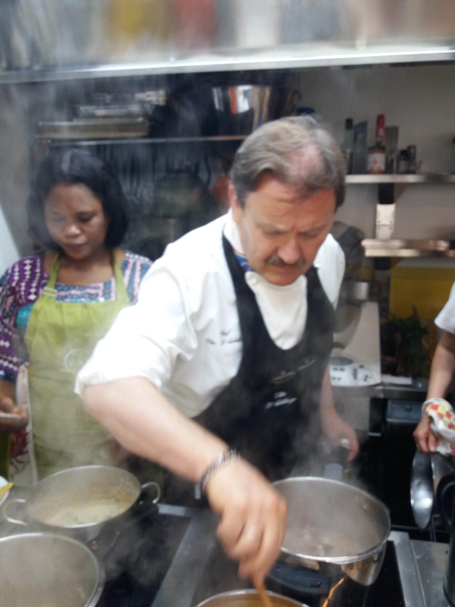 Un'immagine che ritrae cucina, pentole e teglie da forno, cucina, cucinare e cibo.