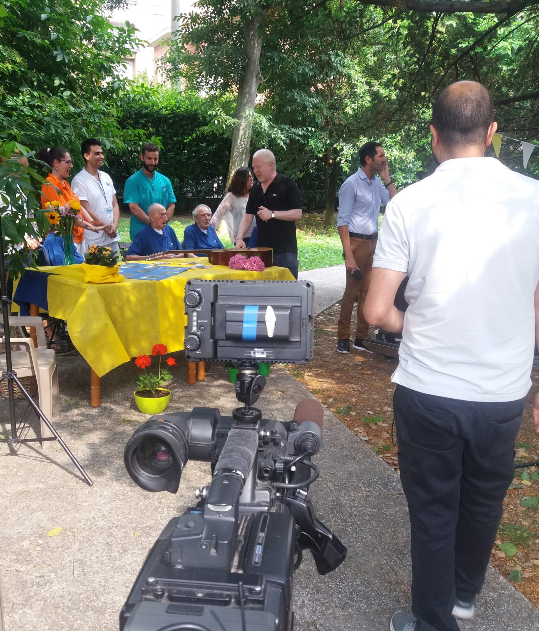 Un'immagine che ritrae videocamera, fotocamere e ottiche, telecamera, operatore di ripresa e videografo.