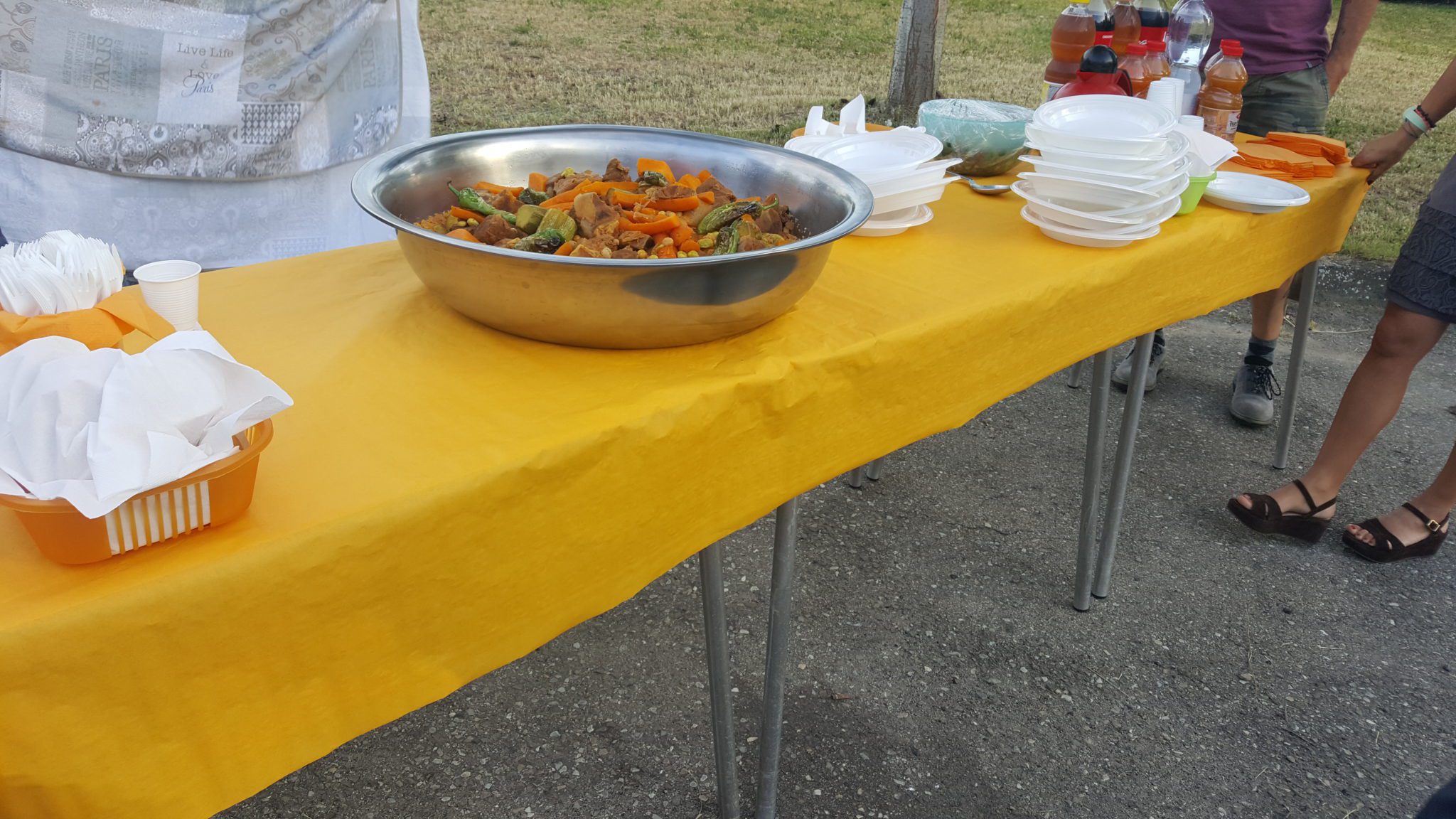 Un'immagine che ritrae cibo, stoviglie, tavolo, ingrediente e pentole e teglie da forno.