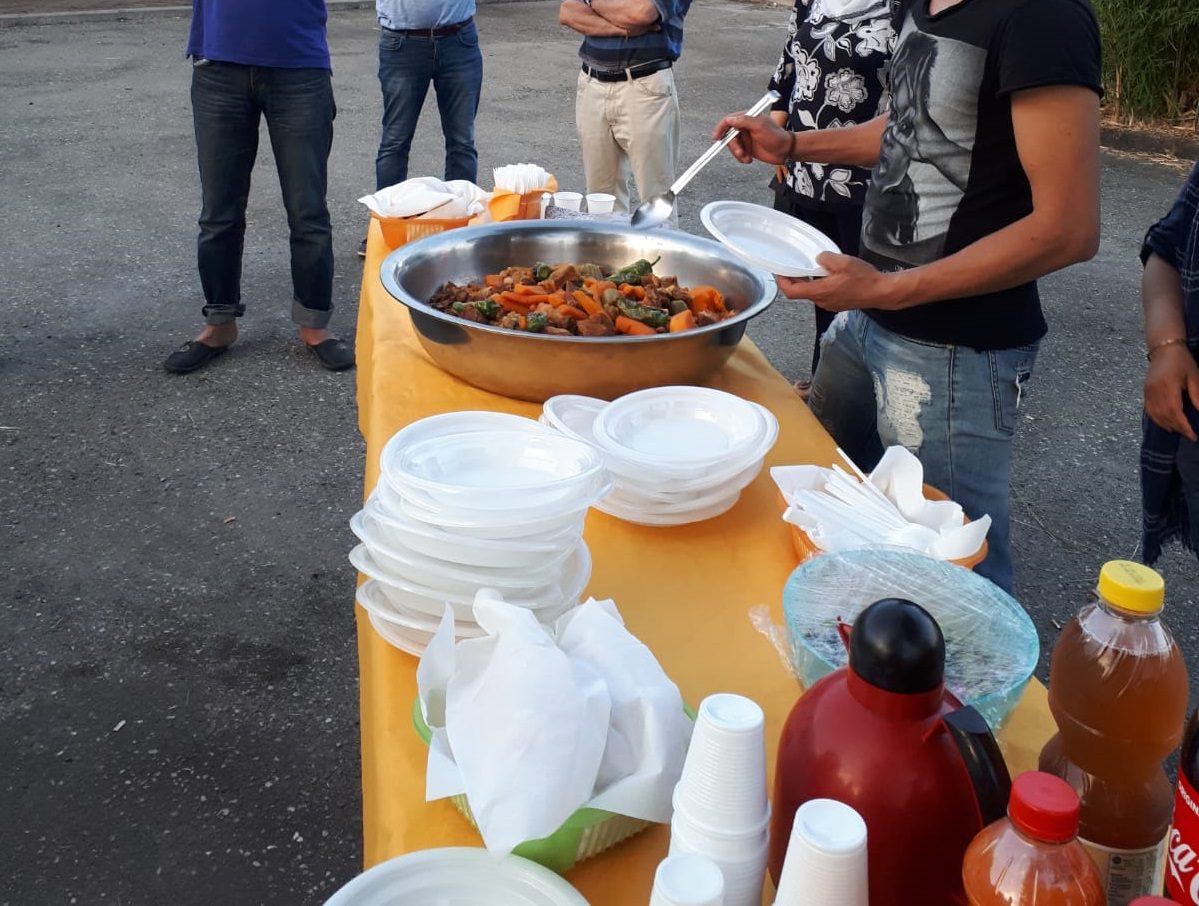 Un'immagine che ritrae cibo, pentole e teglie da forno, ingrediente, stoviglie e cucina.