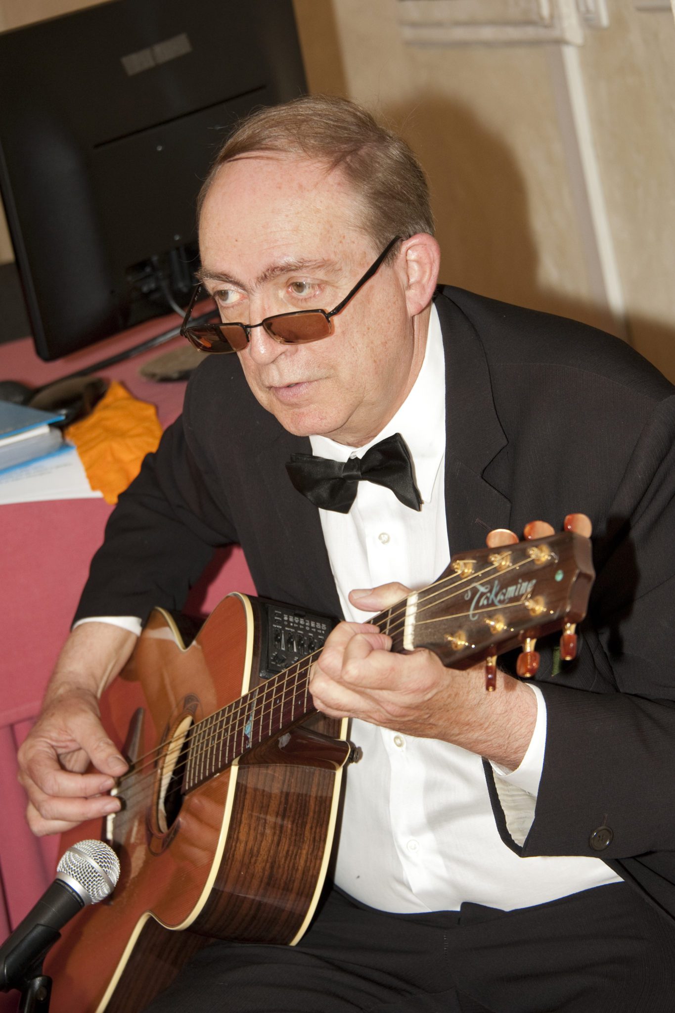 Un'immagine che ritrae occhiali, strumento musicale, strumento a corda, strumento a corde pizzicate e occhiali.