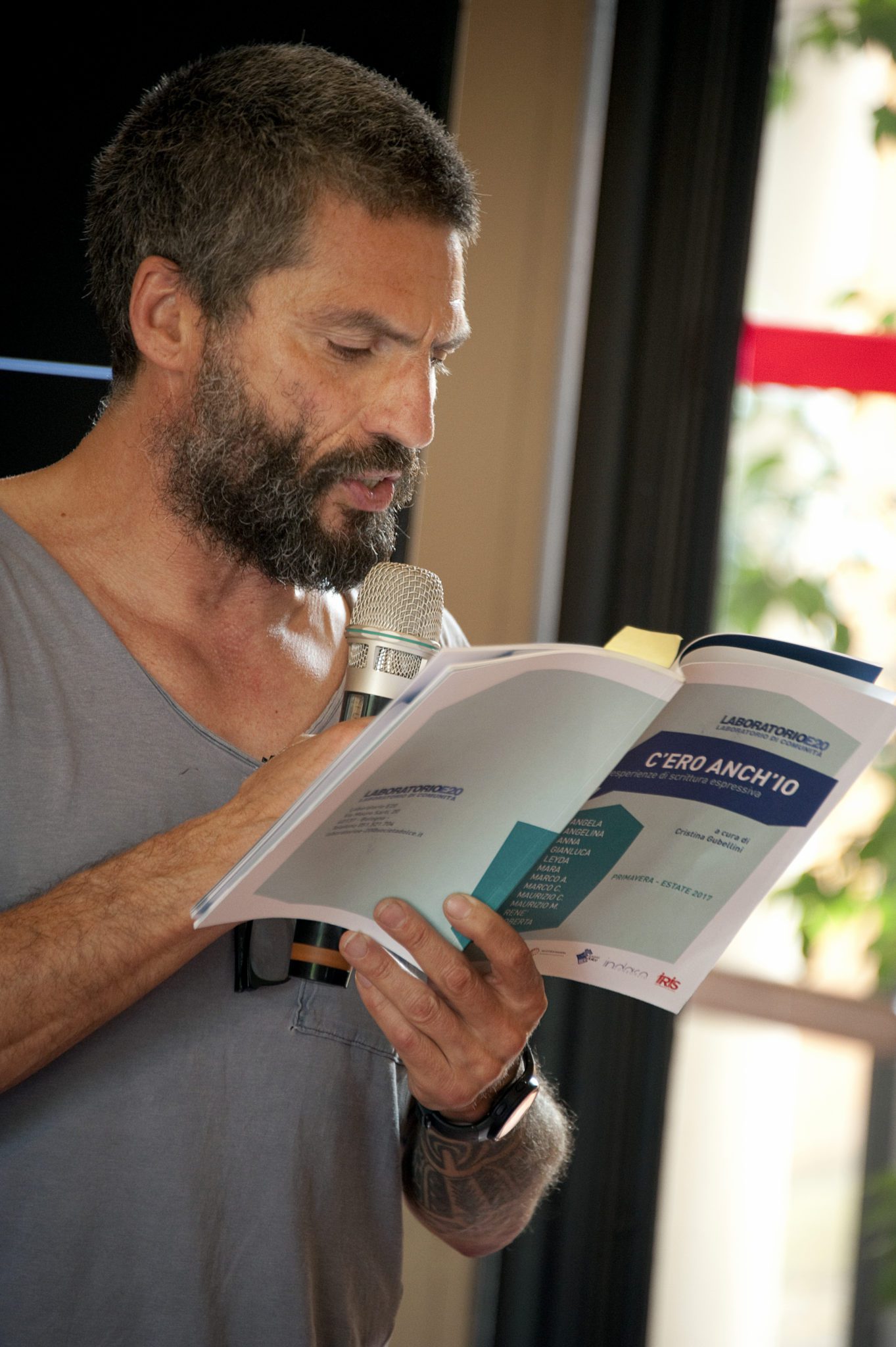 Un'immagine che ritrae mento, peli sul viso, barba, apparecchiature audio e dispositivo elettronico.