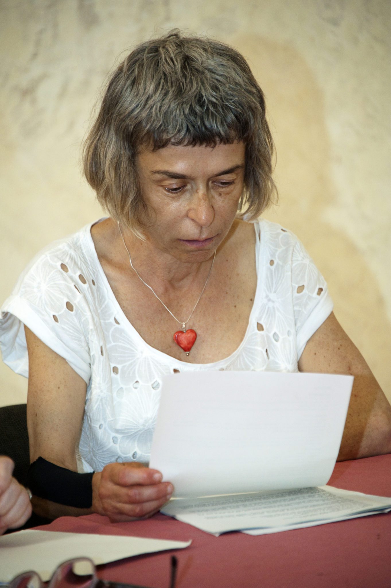 Un'immagine che ritrae pelle, gioielleria, collo, polso e collana.