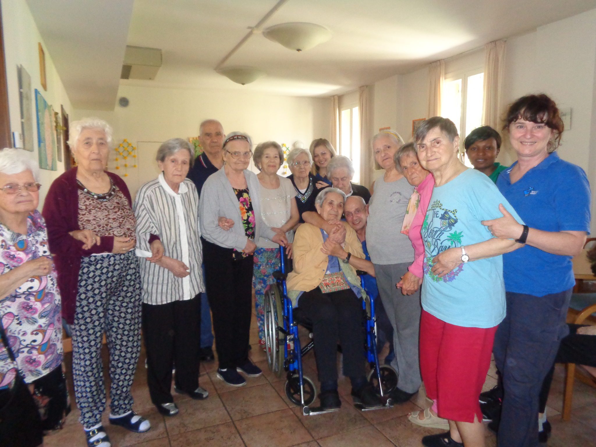 Un'immagine che ritrae sorriso, comunità, gruppo sociale, sedia e divertimento.