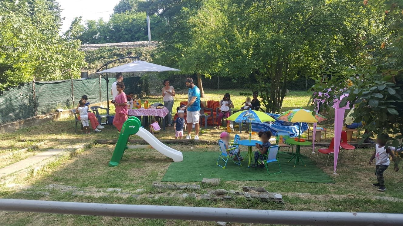 Un'immagine che ritrae ricreazione, attrezzature da gioco all'aperto, spazio pubblico, tempo libero e parco.