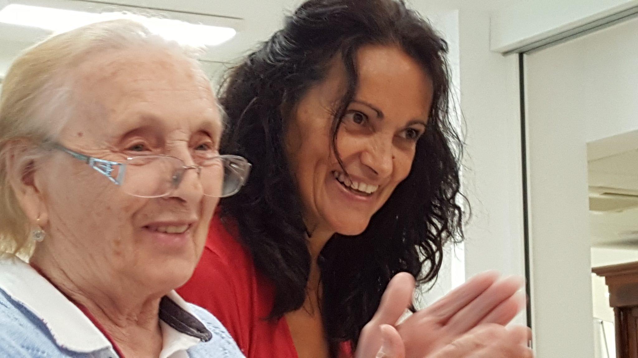 Un'immagine che ritrae capelli, sorriso, sopracciglio, felicità e pelle.