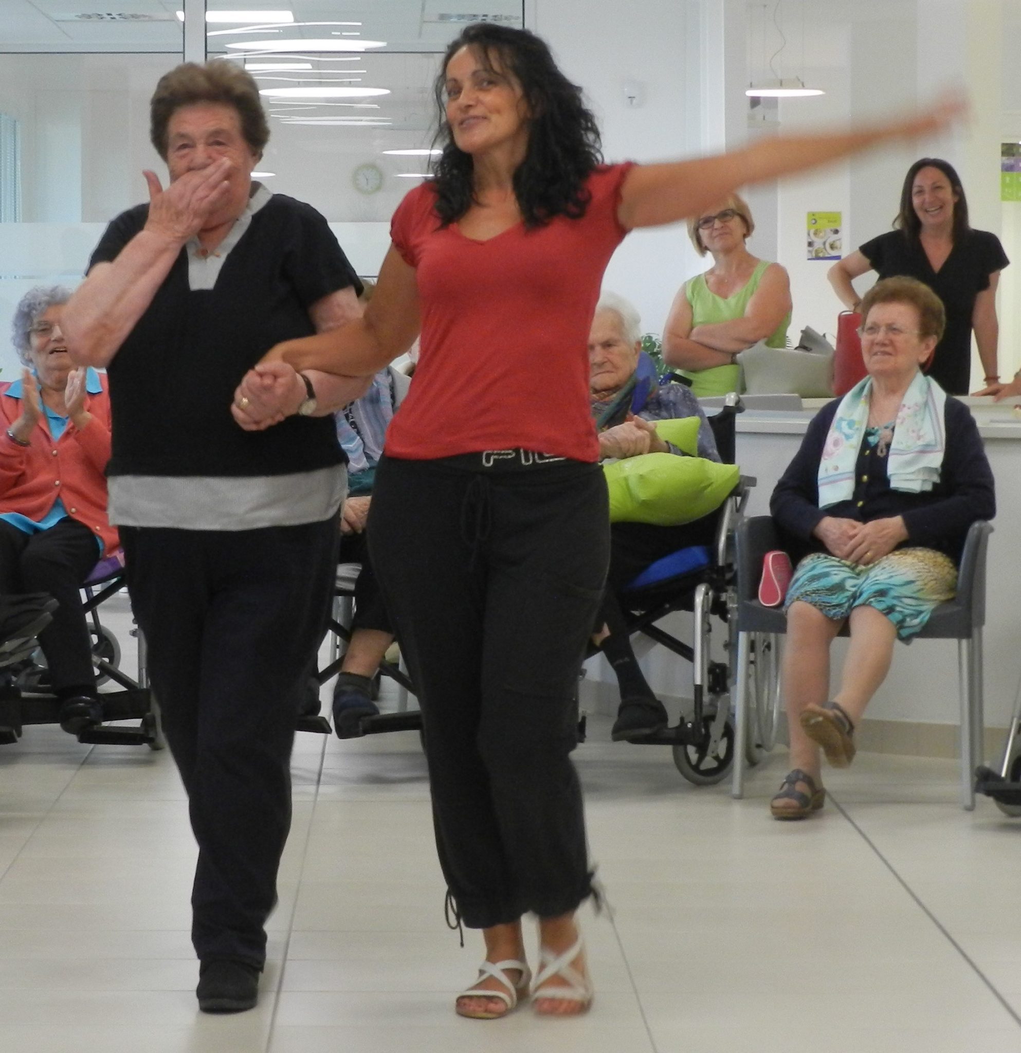 Un'immagine che ritrae spalla, pantaloni, sorriso, vita e forma fisica.