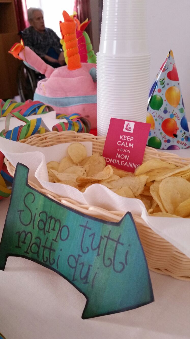 Un'immagine che ritrae carta, prodotto di carta, forniture per feste, cibo e tovaglia.