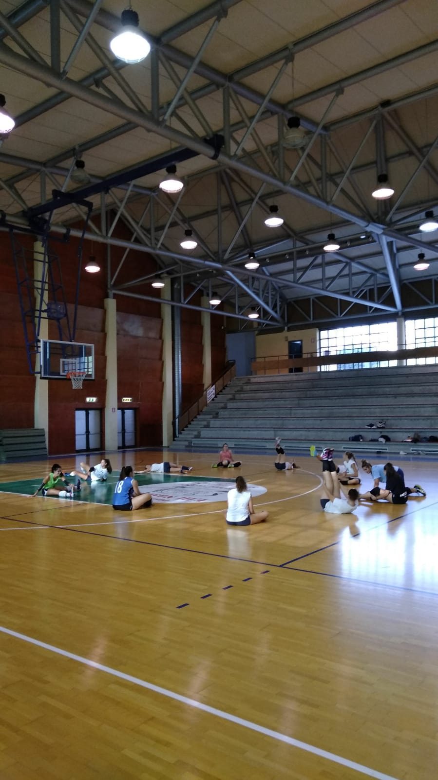 Un'immagine che ritrae impianto sportivo, pavimentazione, giochi e sport al coperto, pavimento e casa di campagna.