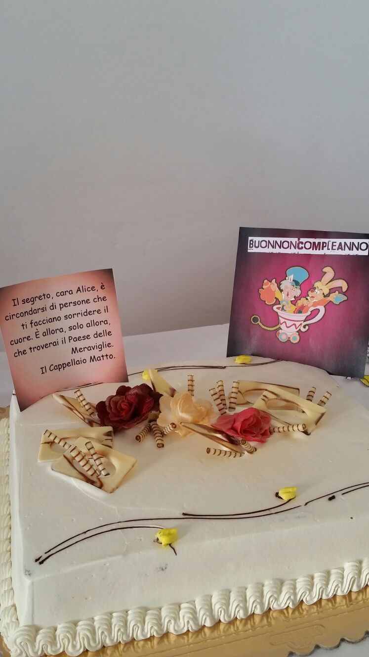 Un'immagine che ritrae torta, cibo, decorazione di torte, dessert e forniture per decorazioni di torte.