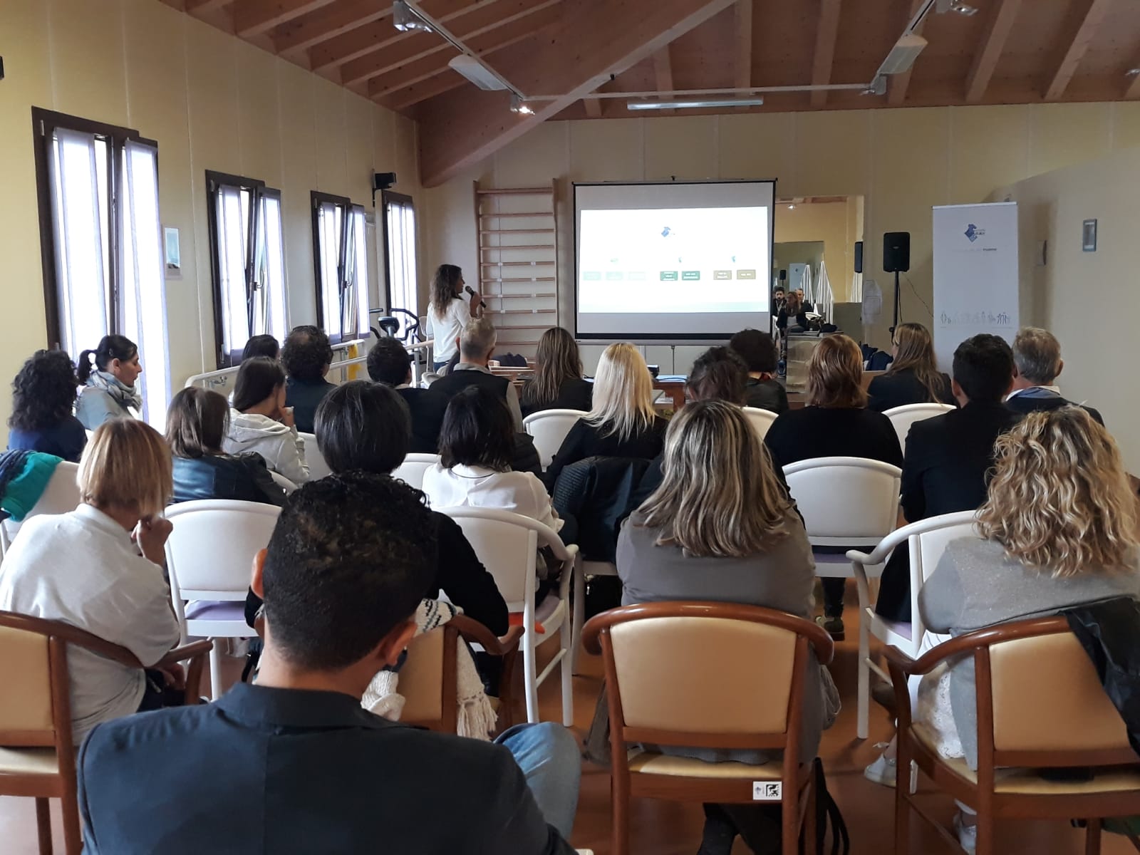 Un'immagine che ritrae mobilia, sedia, design d'interni, presentazione e sala.
