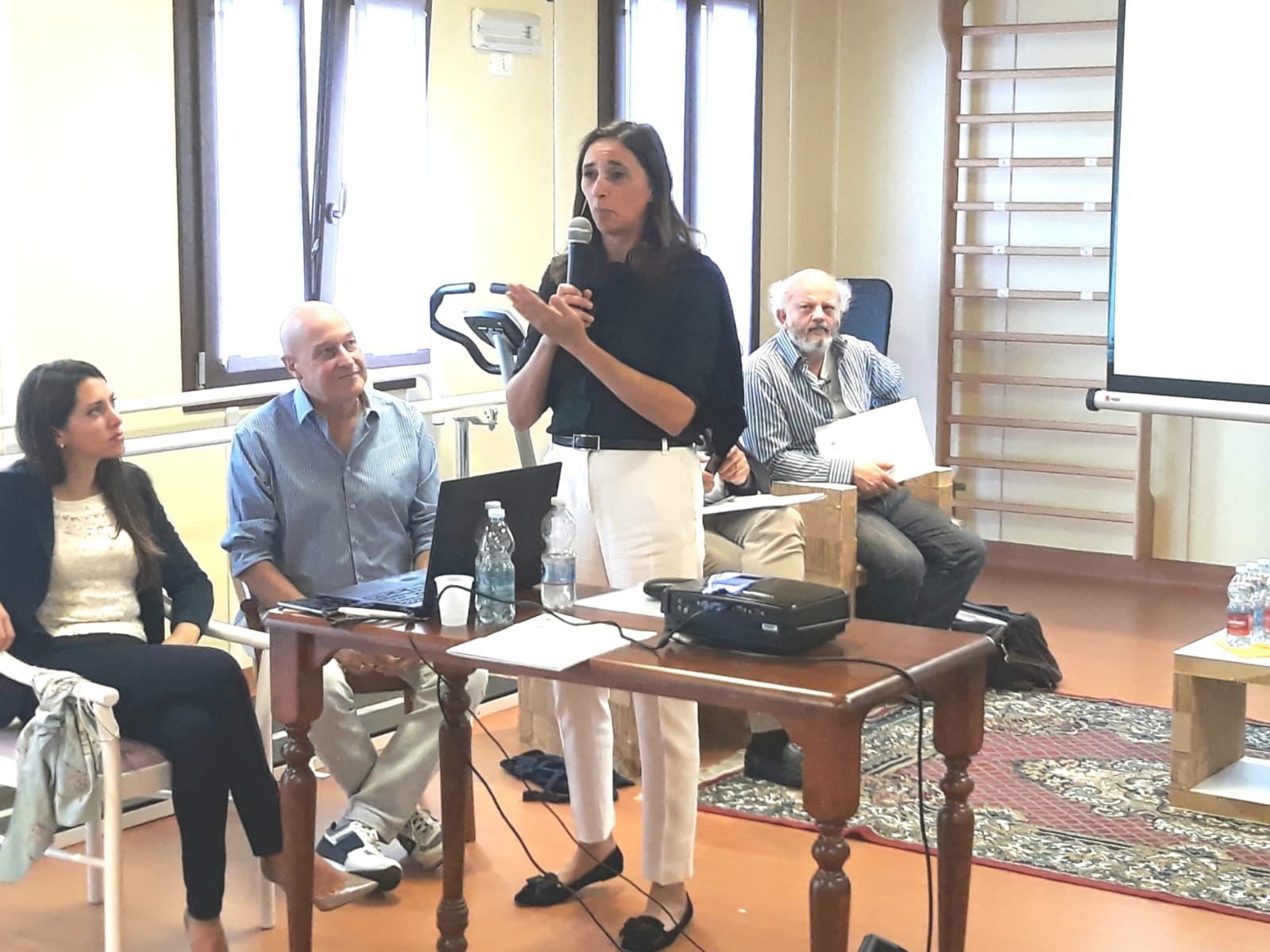 Un'immagine che ritrae mobilia, sedia, pantaloni, scarpa e gamba.