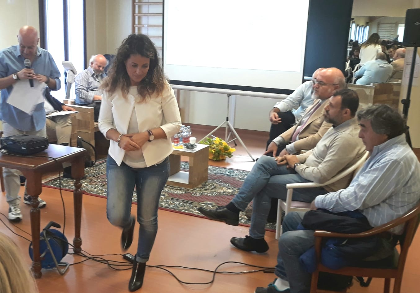 Un'immagine che ritrae braccio, mobilia, sedia, pantaloni e jeans.