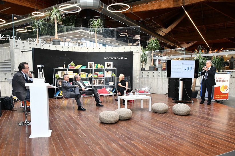 Un'immagine che ritrae mobilia, design d'interni, pavimentazione, illuminazione e sedia.