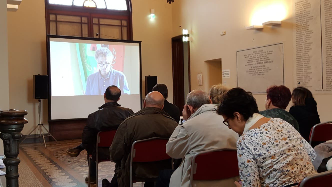 Un'immagine che ritrae mobilia, capispalla, design d'interni, sedia e presentazione.