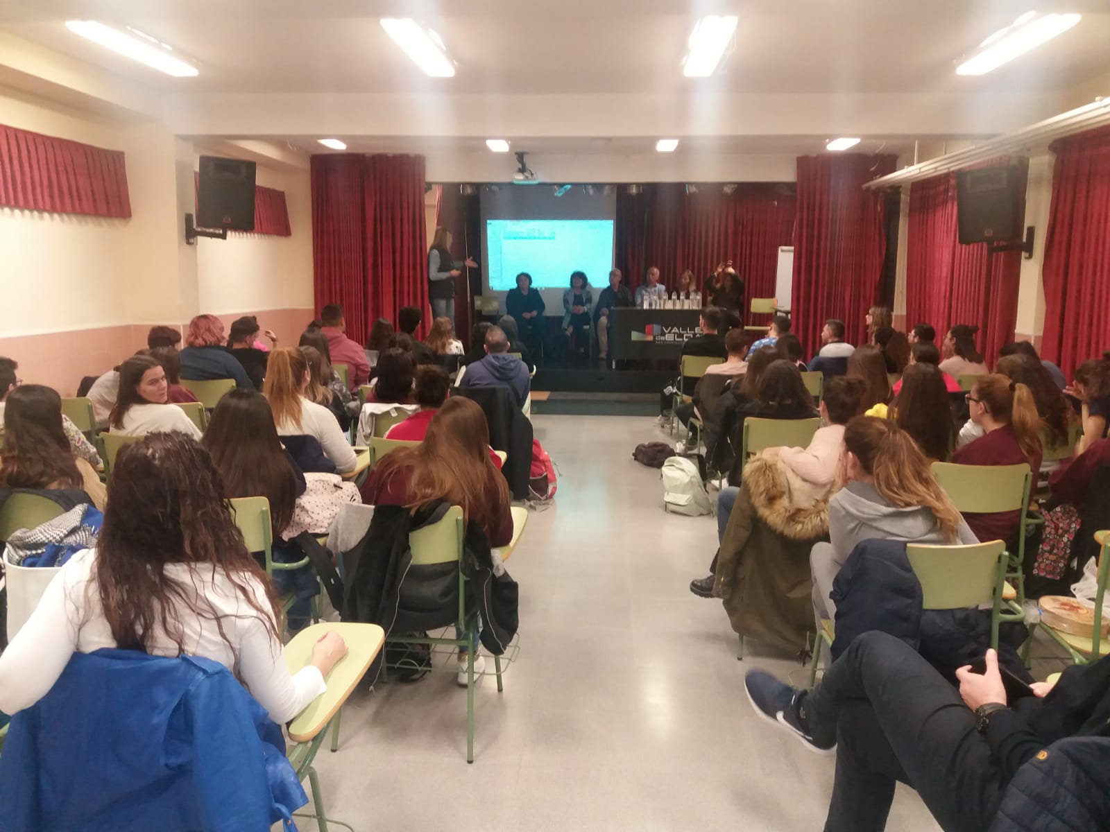 Un'immagine che ritrae mobilia, gioventù, sedia, jeans e sala.