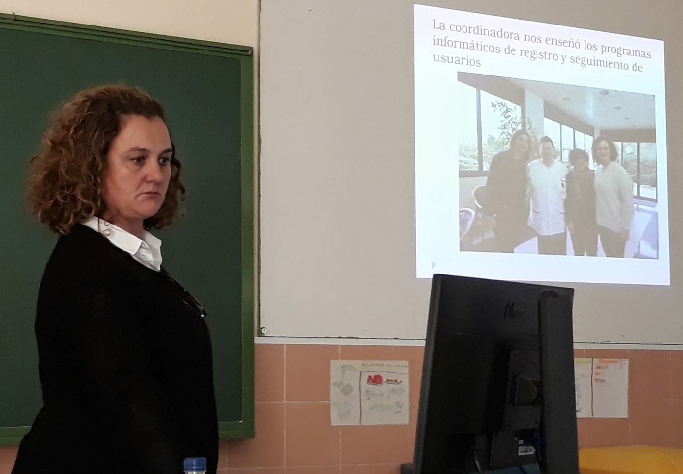 Un'immagine che ritrae presentazione, dispositivo elettronico, insegnante, discorso e lavoro.
