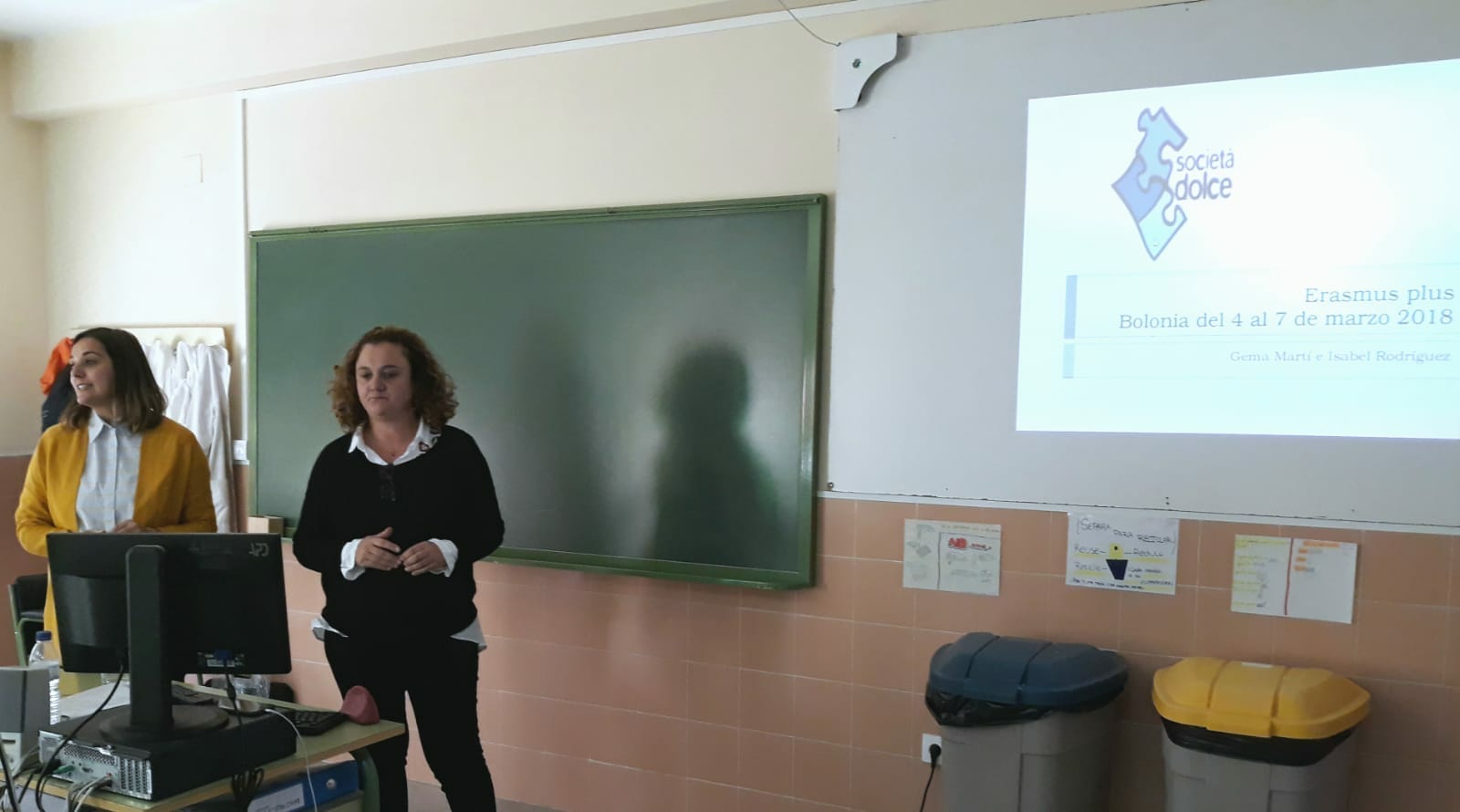 Un'immagine che ritrae dispositivo elettronico, mobilia, forniture per ufficio, presentazione e tavolo.