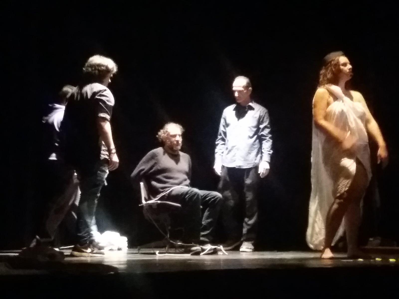Un'immagine che ritrae arti performative, divertimento, mano, prestazione e palcoscenico.