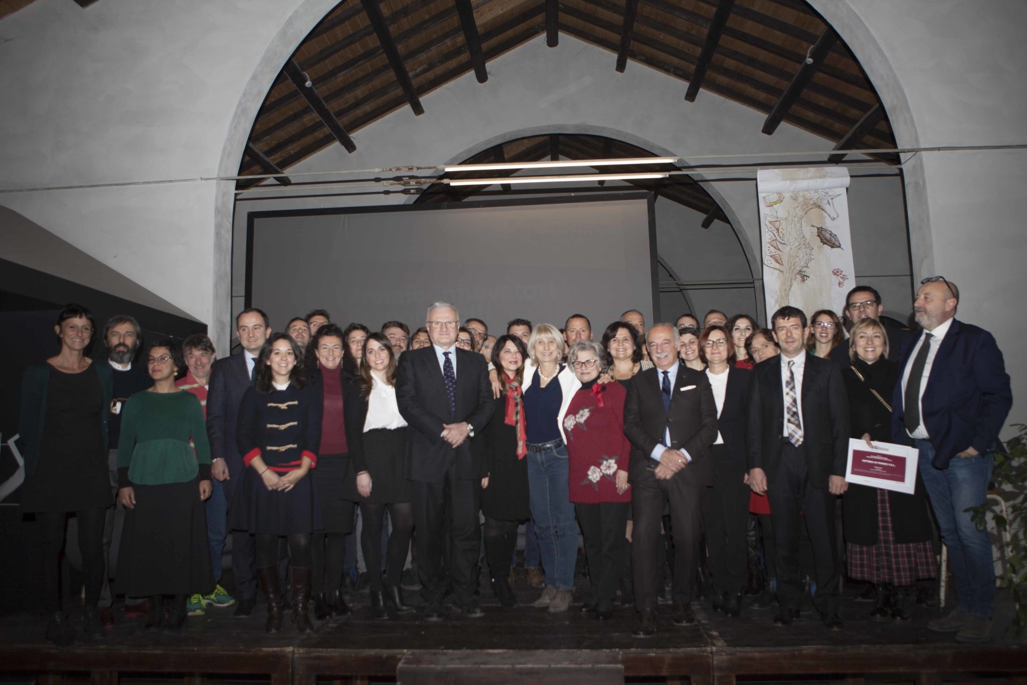 Un'immagine che ritrae pantaloni, in piedi, gruppo sociale, evento e abbigliamento formale.