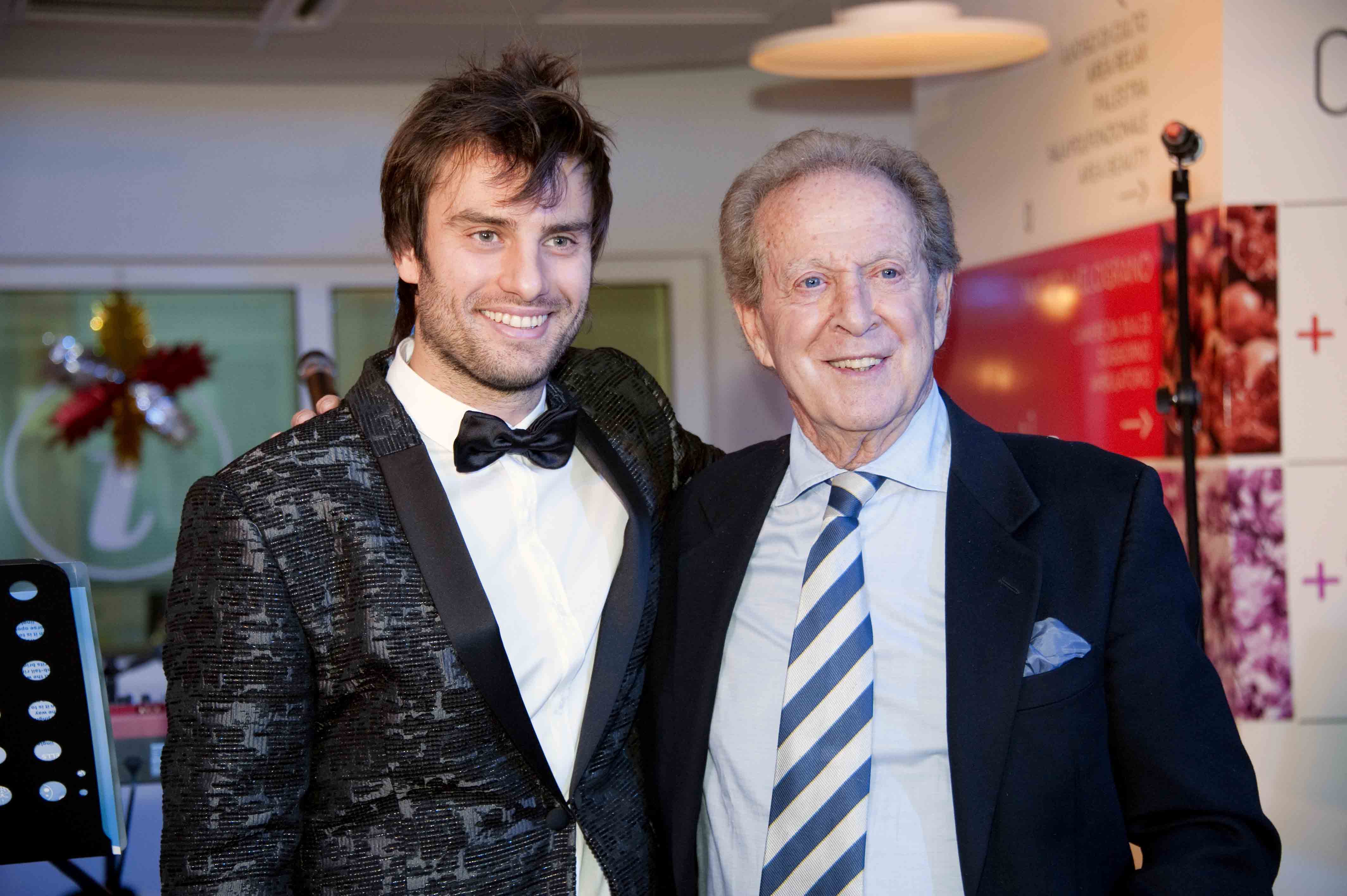 Un'immagine che ritrae sorriso, papillon, abbigliamento formale, collare e viso.